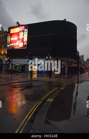 Piccadilly Circus, London, UK. 16. Januar 2017. Die kultige Werbung Lichter am Piccadilly Circus sind ausgeschaltet. Bildnachweis: Matthew Chattle/Alamy Live-Nachrichten Stockfoto