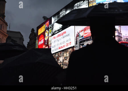 Piccadilly Circus, London, UK. 16. Januar 2017. Die kultige Werbung Lichter am Piccadilly Circus sind ausgeschaltet. Bildnachweis: Matthew Chattle/Alamy Live-Nachrichten Stockfoto