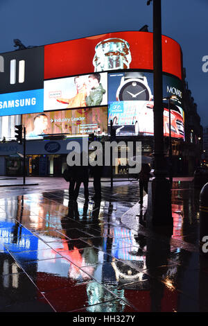 Piccadilly Circus, London, UK. 16. Januar 2017. Die kultige Werbung Lichter am Piccadilly Circus sind ausgeschaltet. Bildnachweis: Matthew Chattle/Alamy Live-Nachrichten Stockfoto