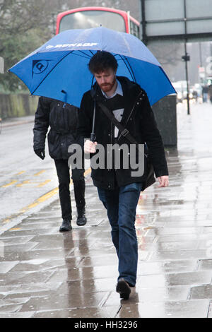 Harringay, Nord-London, UK. 16. Januar 2017. Pendler-Schutz vor dem Regen in Harringay, Nord-London auf einem feuchten und kalten Montagmorgen. Bildnachweis: Dinendra Haria/Alamy Live-Nachrichten Stockfoto