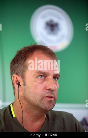 Datei - Datei Bild datiert 30. August 2016 zeigt, die DFB Sport-Direktor Hansi Flick auf einer Pressekonferenz in Kassel, Deutschland. Foto: Swen Pförtner/dpa Stockfoto