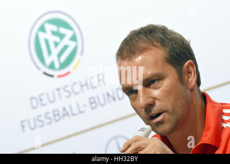 Datei - ein Datei-Bild vom 10. Juli 2014 zeigt, Co-Trainer der deutschen Fußball-national team Hansi Flick auf einer Pressekonferenz in Santo André, Brasilien. Foto: Marcus Brandt/dpa Stockfoto