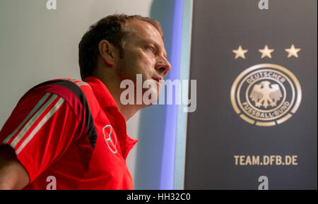 Datei - ein Datei-Bild vom 10. Juli 2014 zeigt, stellvertretender Direktor der deutschen Fußball-team Hansi Flick auf einer Pressekonferenz in Santo André, Brasilien. Foto: Thomas Eisenhuth/dpa Stockfoto