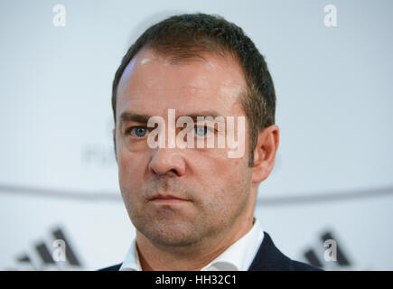 Datei - Datei Bild datiert 16. Dezember 2014 zeigt DFB Sportdirektor Hansi Flick auf einer Pressekonferenz in Frankfurt Am Main, Deutschland. Foto: Arne Dedert/dpa Stockfoto