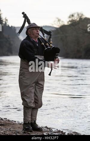 Edinburgh, UK. 16. Januar 2017. Das Lachsangeln auf den Fluss Tay eröffnet heute. Eine kleine Gruppe in Dunkeld getoastet die Saison bevor Sie sich auf den Ufern und in Booten.  Bildnachweis: Richard Dyson/Alamy Live-Nachrichten Stockfoto