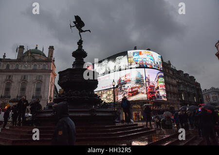 Piccadilly Circus, London, UK. 16. Januar 2017. Die kultige Werbung Lichter am Piccadilly Circus sind ausgeschaltet. Bildnachweis: Matthew Chattle/Alamy Live-Nachrichten Stockfoto