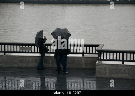 London, UK. 16. Januar 2017. Touristen fotografieren auf London am Flussufer an einem nassen regnerischen Morgen in der Hauptstadt Credit: Amer Ghazzal/Alamy Live-Nachrichten Stockfoto