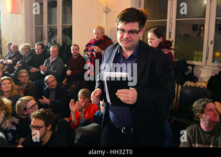 Datei - Datei zeigt ein Bild vom 6. Januar 2017 Die Linke Politcian und Berliner Staatssekretär für die Unterbringung von Andrej Holm (c) die Teilnahme an einer Podiumsdiskussion über die Stasi in Berlin, Deutschland. Foto: Maurizio Gambarini/dpa Stockfoto