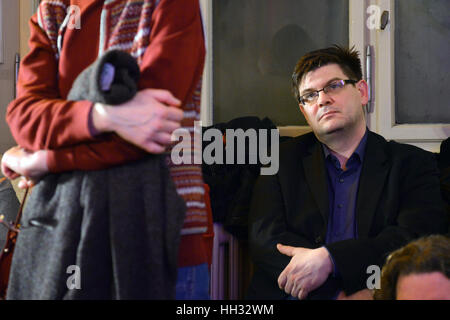 Datei - Datei zeigt ein Bild vom 6. Januar 2017 Die Linke Politcian und Berliner Staatssekretär für die Unterbringung von Andrej Holm (c) wartet auf den Start einer Podiumsdiskussion auf der Stasi in Berlin, Deutschland. Foto: Maurizio Gambarini/dpa Stockfoto