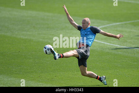 Datei - ein Datei-Bild vom 7. Januar 2017 zeigt Bayerns Arjen Robben während einer Trainingseinheit in Doha, Katar. Foto: Andreas Gebert/dpa Stockfoto