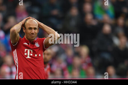 Datei - ein Datei-Bild vom 10. Dezember 2016 zeigt Bayerns Arjen Robben während der deutschen Fußball-Bundesliga-Fußball match zwischen Bayern München und VfL Wolfsburg in der Allianz Arena in München. Foto: Sven Hoppe/dpa Stockfoto