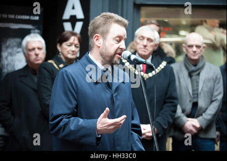 Liverpool, Großbritannien. 16. Januar 2017. Robert Willis, Sohn des verstorbenen Star, Cilla Black, an der Enthüllung der Bronzeskulptur der Liverpool geborene Sängerin und TV-Star außerhalb der Cavern Club in Matthew Street, Liverpool. Zeitgleich mit dem 60. Geburtstag von den Cavern Club, die Statue wurde beauftragt, durch ihre drei Söhne, Robert, Ben und Jack Willis, und von Künstlern Emma Rodgers und Andy Edwards, die Statue geschaffen hat begabt zu der Stadt Liverpool. © Paul Warburton Stockfoto