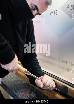 München, Deutschland. 16. Januar 2017. Ein Mann versucht, öffnen ein Fenster Fabrikat Maco während einer Demonstration auf dem Bau 2017 Architektur, Materialien und Systeme Messe in München, Deutschland, 16. Januar 2017 prise. Foto: Matthias Balk/Dpa/Alamy Live News Stockfoto