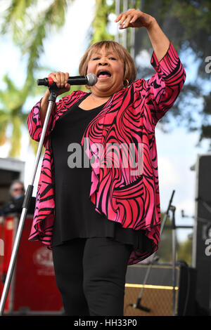 Boca Raton, Florida. 15. Januar 2017. Mavis Staples führt während der Sonnenschein Blues Festival in The Mizner Park Amphitheater am 15. Januar 2017 in Boca Raton, Florida. Bildnachweis: Mpi04/Medien Punch/Alamy Live-Nachrichten Stockfoto