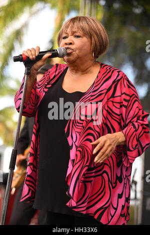 Boca Raton, Florida. 15. Januar 2017. Mavis Staples führt während der Sonnenschein Blues Festival in The Mizner Park Amphitheater am 15. Januar 2017 in Boca Raton, Florida. Bildnachweis: Mpi04/Medien Punch/Alamy Live-Nachrichten Stockfoto