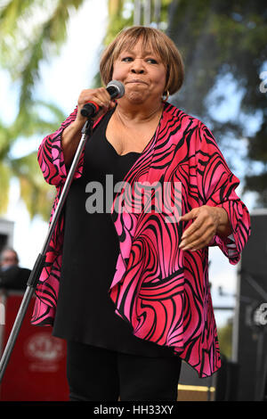 Boca Raton, Florida. 15. Januar 2017. Mavis Staples führt während der Sonnenschein Blues Festival in The Mizner Park Amphitheater am 15. Januar 2017 in Boca Raton, Florida. Bildnachweis: Mpi04/Medien Punch/Alamy Live-Nachrichten Stockfoto