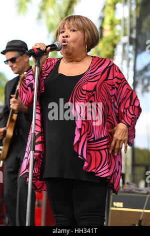 Boca Raton, Florida. 15. Januar 2017. Mavis Staples führt während der Sonnenschein Blues Festival in The Mizner Park Amphitheater am 15. Januar 2017 in Boca Raton, Florida. Bildnachweis: Mpi04/Medien Punch/Alamy Live-Nachrichten Stockfoto