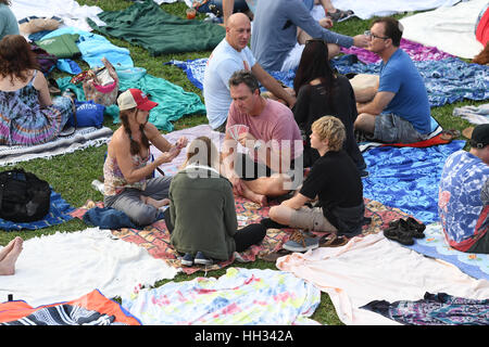 Boca Raton, Florida. 15. Januar 2017. Atmosphäre während der Sonnenschein Bluesfestival im Mizner Park Amphitheater am 15. Januar 2017 in Boca Raton, Florida. Bildnachweis: Mpi04/Medien Punch/Alamy Live-Nachrichten Stockfoto