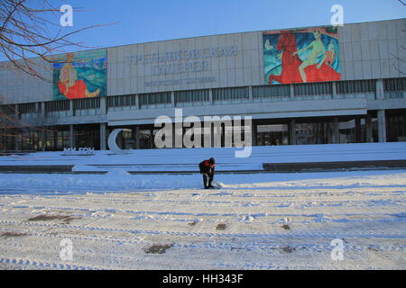 Moskau, Russland. 7. Januar 2017. Vladimir Schaufeln Schnee vor der Tretjakow-Zustand-Galerie in Moskau, 7. Januar 2017. Der sibirischen Winter dreht sich das orthodoxe Weihnachten in der größten Stadt Europas in den kältesten Heiligabend in den vergangenen 125 Jahren. Meteorologe minus 29,8 Grad Celsius im Zentrum von Moskau, außerhalb der Stadt ging die Temperatur auf minus 32,7 Grad Celsius gemessen. Foto: Thomas Körbel/Dpa/Alamy Live News Stockfoto