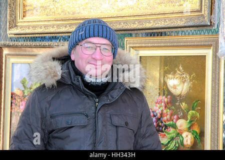 Moskau, Russland. 7. Januar 2017. Maler Sergej verkauft seine Bilder in Moskau, 7. Januar 2017. Der sibirischen Winter dreht sich das orthodoxe Weihnachten in der größten Stadt Europas in den kältesten Heiligabend in den vergangenen 125 Jahren. Meteorologe minus 29,8 Grad Celsius im Zentrum von Moskau, außerhalb der Stadt ging die Temperatur auf minus 32,7 Grad Celsius gemessen. Foto: Thomas Körbel/Dpa/Alamy Live News Stockfoto