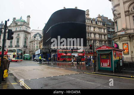 London, UK. 16. Januar 2017. Die Plakatwand Lichter am Piccadilly Circus für Renovierungen ausgeschaltet wurde und bleibt ausgeschaltet, bis in den Herbst. Michael Tubi / Alamy Live News Bildnachweis: Michael Tubi/Alamy Live-Nachrichten Stockfoto