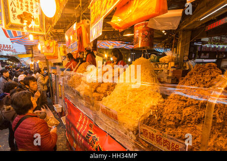 Stapel von getrockneten Tintenfisch und Tintenfisch sind auf dem Display an einer der Anbieter in Taipeh Dihua Street. Silvester Markt, die Stadt ist die größte Silvester Markt, in Vorbereitung für Lunar New Year Eve und die folgenden Silvester Urlaub. Stockfoto