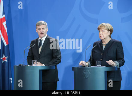 Berlin, Deutschland. 16. Januar 2017. German chancellor Angela Merkel (R) und Besuch Prime Minister of New Zealand Bill English besuchen eine gemeinsame Pressekonferenz in Berlin, Deutschland am 16. Januar 2017. Bildnachweis: Shan Yuqi/Xinhua/Alamy Live-Nachrichten Stockfoto