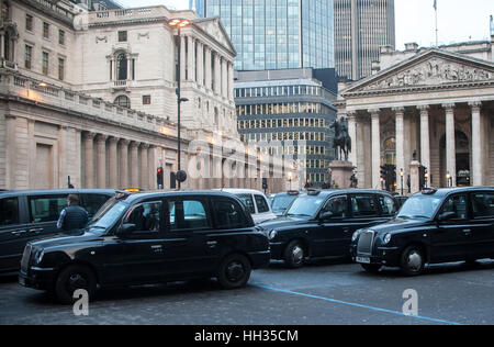 London, UK. 16. Januar 2017. Die Taxifahrer protestieren gegen die Schließung einer Bank-Kreuzung in London. Die Ausfahrt ist geschlossen werden, als zu gefährlich. Bildnachweis: Marian Lesko/Alamy Live-Nachrichten Stockfoto