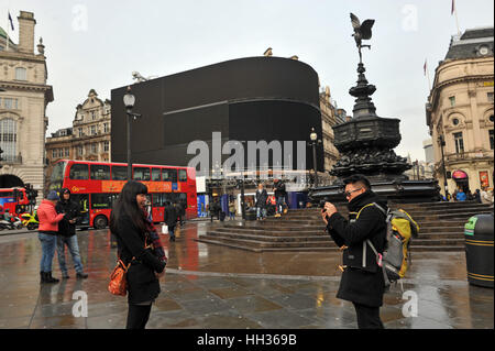 London, UK. 16. Januar 2017. Die kultigen Plakatwände des Piccadilly Circus haben wegen Renovierungsarbeiten für die längste Zeit seit der Blitz ausgeschaltet. Die Abschaltung ist Teil eines Plans zur sechs beleuchteten Werbetafeln zu entfernen, die touristischen Hotspots zu übersehen und ersetzen Sie sie mit einem ultra-high-Definition-Bogensieb. Bildnachweis: JOHNNY ARMSTEAD/Alamy Live-Nachrichten Stockfoto