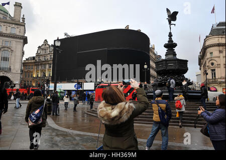 London, UK. 16. Januar 2017. Die kultigen Plakatwände des Piccadilly Circus haben wegen Renovierungsarbeiten für die längste Zeit seit der Blitz ausgeschaltet. Die Abschaltung ist Teil eines Plans zur sechs beleuchteten Werbetafeln zu entfernen, die touristischen Hotspots zu übersehen und ersetzen Sie sie mit einem ultra-high-Definition-Bogensieb. Bildnachweis: JOHNNY ARMSTEAD/Alamy Live-Nachrichten Stockfoto