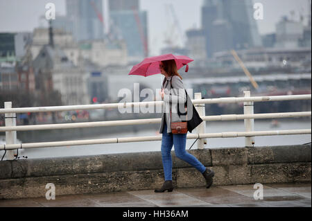 London, UK. 16. Januar 2017. Pedistrians Gesicht Regen auf Waterloo Bridge. Bildnachweis: JOHNNY ARMSTEAD/Alamy Live-Nachrichten Stockfoto