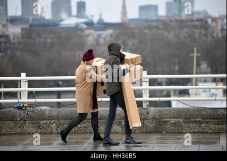 London, UK. 16. Januar 2017. Pedistrians Gesicht Regen auf Waterloo Bridge. Bildnachweis: JOHNNY ARMSTEAD/Alamy Live-Nachrichten Stockfoto