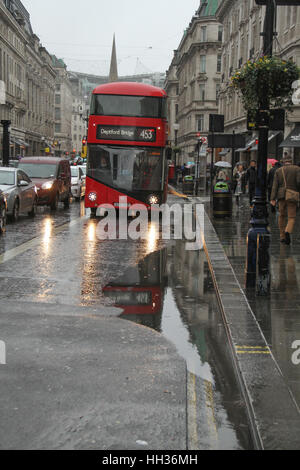 Ein London red Bus gesehen auf einem Semi überflutet Regent Street nach einem Regen Dusche on.following eine Regendusche am 8. Januar 2017. Blizzard-Bedingungen haben Großbritannien in der letzten Woche mit Schnee fällt als weit südwärts wie London und Dutzende Flüge geerdet, die Thames Barrier Schließung inmitten Küsten Evakuierungen wegen einem Hochwasserrisiko fegte. © David Mbiyu/Alamy Live-Nachrichten Stockfoto