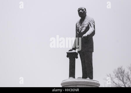 Denver, Colorado, USA. 16. Januar 2017. Dr. Martin Luther King Jr. Monument sitzt im Schnee vor dem Start von der 2017 Dr. Martin Luther King Marade in Denver, Colorado. Winterwetter hinderte nicht mehr als 1000 Teilnehmer von der Teilnahme an der jährlichen Veranstaltung. Das Ereignis kennzeichnete eine März und Parade, dem städtischen Beamten, Politikern und Community-Mitglieder versammelt, um das Vermächtnis von Dr. Martin Luther King zu feiern, und äußern ihre Meinung über soziale Themen. Bildnachweis: Eliott Foust/ZUMA Draht/Alamy Live-Nachrichten Stockfoto