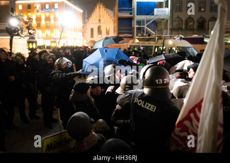 München, Deutschland. 16. Januar 2017. 16. Januar 2017 - versammelten sich am Montag, den 16. Januar PEGIDA am Marienplatz in München für den zweiten Geburtstag. Viele Menschen demonstrierten gegen die Veranstaltung. Polizei Riss Weg Banner gegen Demonstranten erklärt, dass sie nicht zum demokratischen Protest erforderlich sind. Viele Neonazis der rechtsextremen Partei "Der III. Weg "teilgenommen. Bildnachweis: Michael Trammer/ZUMA Draht/Alamy Live-Nachrichten Stockfoto