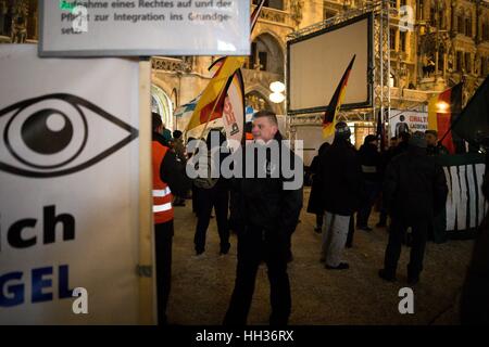 München, Deutschland. 16. Januar 2017. 16. Januar 2017 - versammelten sich am Montag, den 16. Januar PEGIDA am Marienplatz in München für den zweiten Geburtstag. Viele Menschen demonstrierten gegen die Veranstaltung. Polizei Riss Weg Banner gegen Demonstranten erklärt, dass sie nicht zum demokratischen Protest erforderlich sind. Viele Neonazis der rechtsextremen Partei "Der III. Weg "teilgenommen. Bildnachweis: Michael Trammer/ZUMA Draht/Alamy Live-Nachrichten Stockfoto