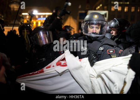 München, Deutschland. 16. Januar 2017. 16. Januar 2017 - versammelten sich am Montag, den 16. Januar PEGIDA am Marienplatz in München für den zweiten Geburtstag. Viele Menschen demonstrierten gegen die Veranstaltung. Polizei Riss Weg Banner gegen Demonstranten erklärt, dass sie nicht zum demokratischen Protest erforderlich sind. Viele Neonazis der rechtsextremen Partei "Der III. Weg "teilgenommen. Bildnachweis: Michael Trammer/ZUMA Draht/Alamy Live-Nachrichten Stockfoto