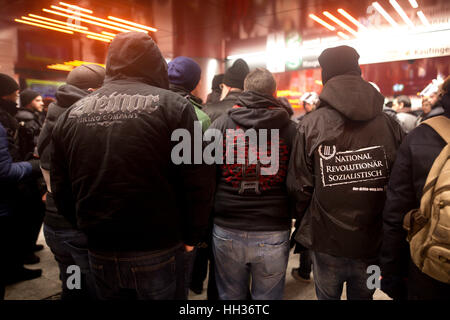 München, Deutschland. 16. Januar 2017. 16. Januar 2017 - versammelten sich am Montag, den 16. Januar PEGIDA am Marienplatz in München für den zweiten Geburtstag. Viele Menschen demonstrierten gegen die Veranstaltung. Polizei Riss Weg Banner gegen Demonstranten erklärt, dass sie nicht zum demokratischen Protest erforderlich sind. Viele Neonazis der rechtsextremen Partei "Der III. Weg "teilgenommen. Bildnachweis: Michael Trammer/ZUMA Draht/Alamy Live-Nachrichten Stockfoto