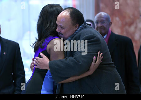 New York, USA. 16. Januar 2017. Omarosa Manigault (l) begrüßt Martin Luther King III (r), wie er in der Lobby des Trump Tower in New York ankommt. Bildnachweis: Anthony Behar/Pool über CNP /MediaPunch Stockfoto