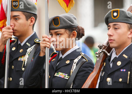 San Antonio, USA. 16. Januar 2017. Mitglieder von einer Ehrengarde Junior Reserve Officer Training Corps (JROTC) vorbereiten, den Marsch zu führen, während der jährlichen Martin Luther King Jr. März in San Antonio, Texas.  Mehrere tausend Menschen besuchten die Stadt 30. Jahrestag März feiert US-Bürgerrechtler Martin Luther King, Jr. Credit: Michael Silber/Alamy Live News Stockfoto