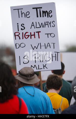San Antonio, USA. 16. Januar 2017. Demonstranten mit Schildern während des jährlichen Martin Luther King Jr.-Marsches in San Antonio, Texas. Mehrere tausend Menschen besuchten die Stadt 30. Jahrestag März feiert US-Bürgerrechtler Martin Luther King, Jr. Credit: Michael Silber/Alamy Live News Stockfoto