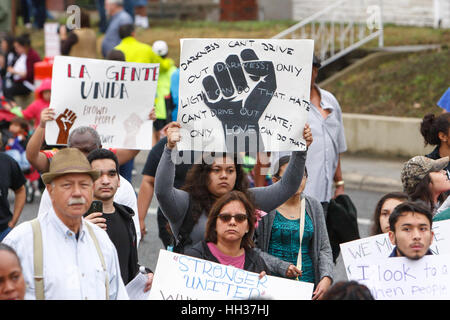 San Antonio, USA. 16. Januar 2017. Demonstranten mit Schildern während des jährlichen Martin Luther King Jr.-Marsches in San Antonio, Texas. Mehrere tausend Menschen besuchten die Stadt 30. Jahrestag März feiert US-Bürgerrechtler Martin Luther King, Jr. Credit: Michael Silber/Alamy Live News Stockfoto