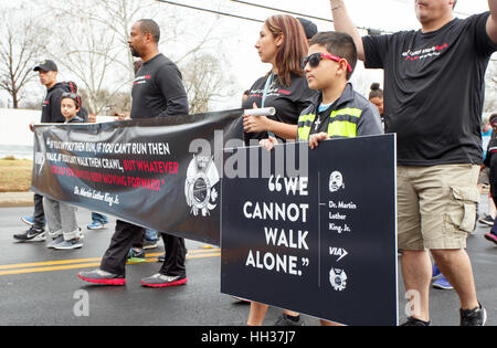 San Antonio, USA. 16. Januar 2017. Demonstranten mit Schildern während des jährlichen Martin Luther King Jr.-Marsches in San Antonio, Texas. Mehrere tausend Menschen besuchten die Stadt 30. Jahrestag März feiert US-Bürgerrechtler Martin Luther King, Jr. Credit: Michael Silber/Alamy Live News Stockfoto