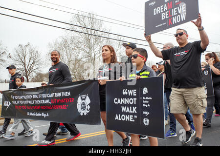 San Antonio, USA. 16. Januar 2017. Demonstranten mit Schildern während des jährlichen Martin Luther King Jr.-Marsches in San Antonio, Texas. Mehrere tausend Menschen besuchten die Stadt 30. Jahrestag März feiert US-Bürgerrechtler Martin Luther King, Jr. Credit: Michael Silber/Alamy Live News Stockfoto