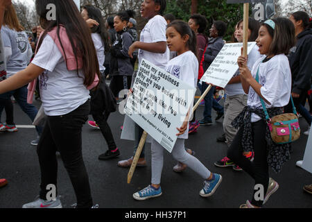 San Antonio, USA. 16. Januar 2017. Kinder mit Schildern während des jährlichen Martin Luther King Jr.-Marsches in San Antonio, Texas. Mehrere tausend Menschen besuchten die Stadt 30. Jahrestag März feiert US-Bürgerrechtler Martin Luther King, Jr. Credit: Michael Silber/Alamy Live News Stockfoto