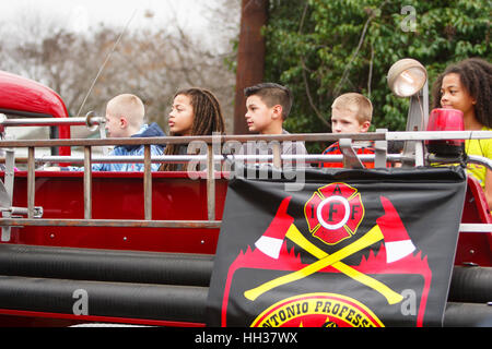 San Antonio, USA. 16. Januar 2017. Kinder reiten auf ein Feuerwehrauto im Rahmen der jährlichen Martin Luther King Jr. März in San Antonio, Texas. Mehrere tausend Menschen besuchten die Stadt 30. Jahrestag März feiert US-Bürgerrechtler Martin Luther King, Jr. Credit: Michael Silber/Alamy Live News Stockfoto