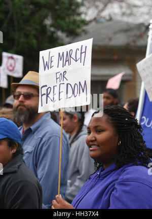 San Antonio, USA. 16. Januar 2017. Demonstranten mit Schildern während des jährlichen Martin Luther King Jr.-Marsches in San Antonio, Texas. Mehrere tausend Menschen besuchten die Stadt 30. Jahrestag März feiert US-Bürgerrechtler Martin Luther King, Jr. Credit: Michael Silber/Alamy Live News Stockfoto