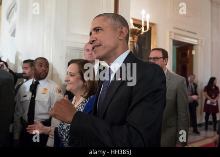 Washington, USA. 16. Januar 2017. US-Präsident Barack Obama (vorne) tritt mit Chicago Cubs Miteigentümer Laura Ricketts (zurück), während einer Veranstaltung, um die Chicago Cubs ins Weiße Haus zu ihren 2016 World Series Sieg feiern begrüßen zu dürfen. Bildnachweis: Michael Reynolds/Pool über CNP /MediaPunch Stockfoto