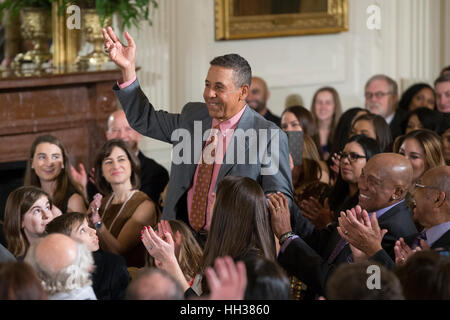 Washington, USA. 16. Januar 2017.Retired Baseball-Spieler Jose Cardenal (C) steht und ist anerkannt von US-Präsident Barack Obama (nicht abgebildet) bei einer Veranstaltung, um die Chicago Cubs ins Weiße Haus begrüßen zu dürfen, ihre 2016 World Series Sieg zu feiern. Bildnachweis: Michael Reynolds/Pool über CNP /MediaPunch Stockfoto