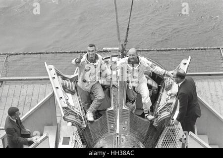 16. Januar 2017. NASA-Astronaut Eugene Cernan (links) und Thomas Stafford Welle Schiff an Bord der erstklassigen Erholung eintreffen, dem Flugzeugträger USS Wasp nach der Landung auf der Mission Gemini 9 6. Juni 1966 in den Atlantischen Ozean. 82, umgeben von seiner Familie am 16. Januar 2017 starb Gene Cernan, der letzte Mensch auf dem Mond spazieren gehen. Bildnachweis: Planetpix/Alamy Live-Nachrichten Stockfoto